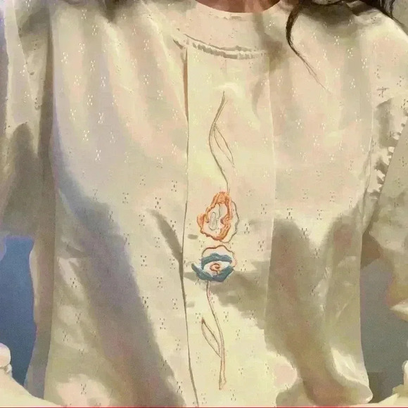 Vintage blouse with floral embroidery - Picture 5 of 8